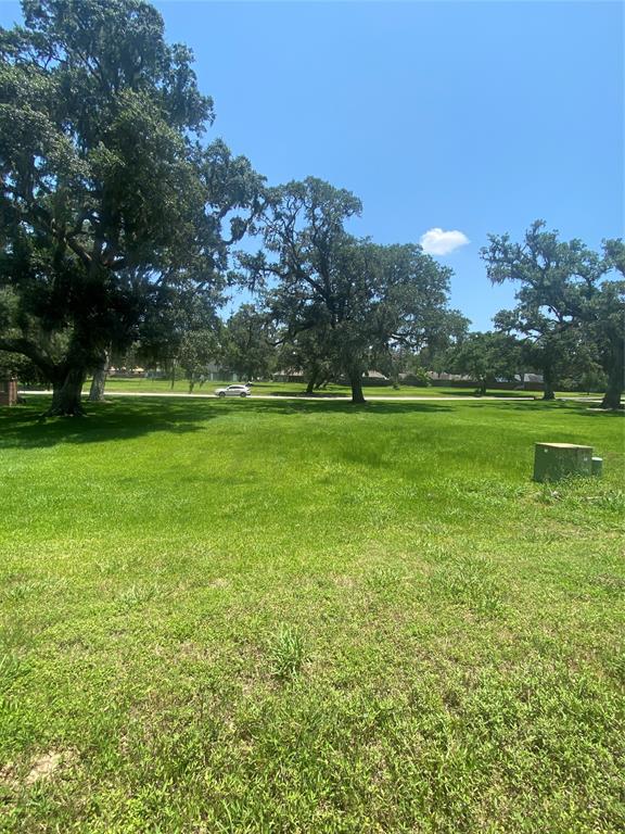 Gated neighborhood with lakes, golf course and recreational facilities.