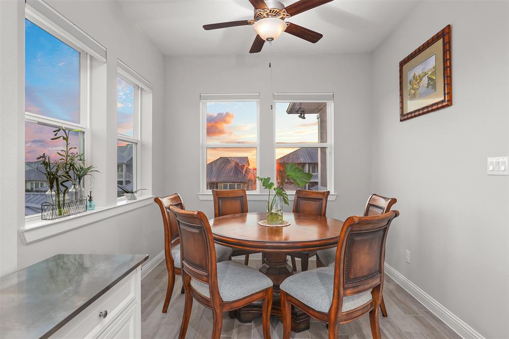 Breakfast area next to the kitchen.