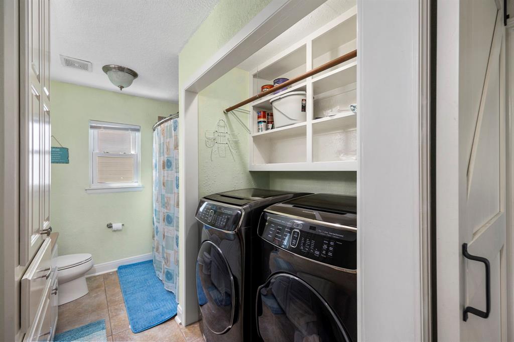 Upstairs bath with utility room