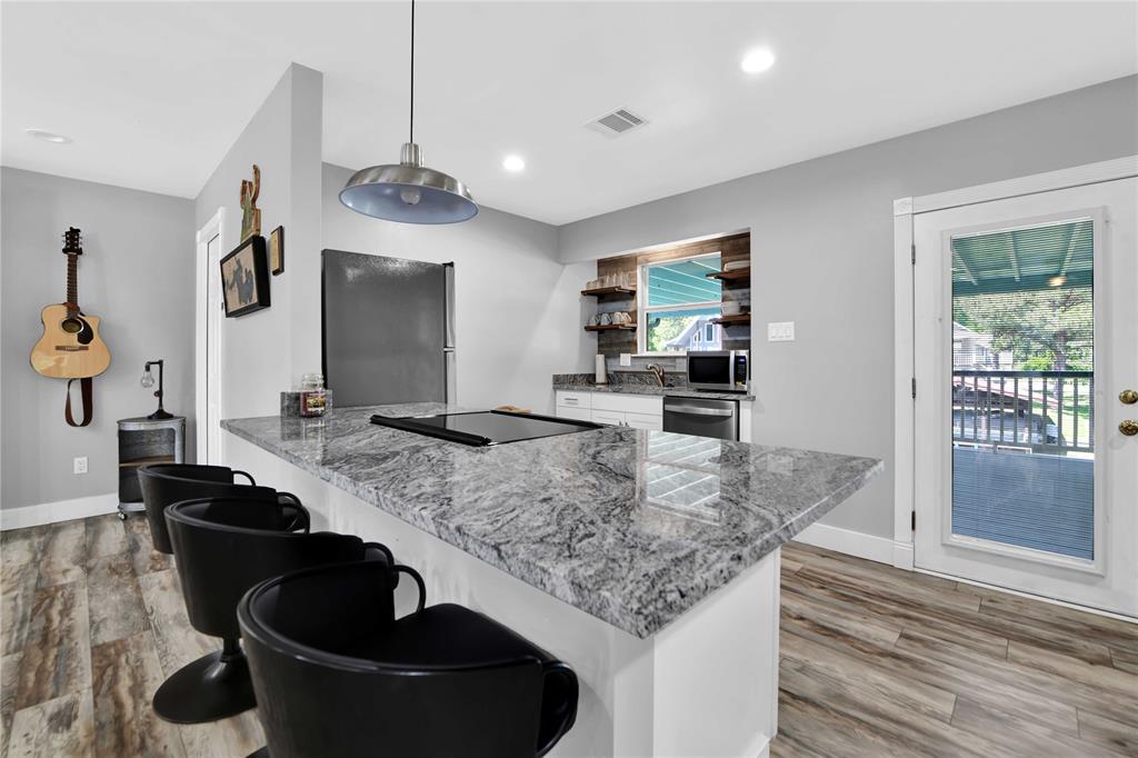 Full size kitchen in garage apartment.