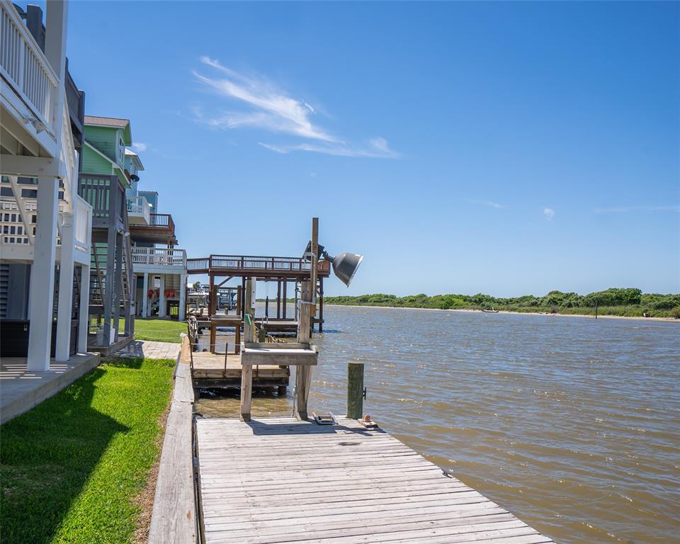 Great fishing is just a few steps away on the private 20\' pier with high powered light and cleaning table.