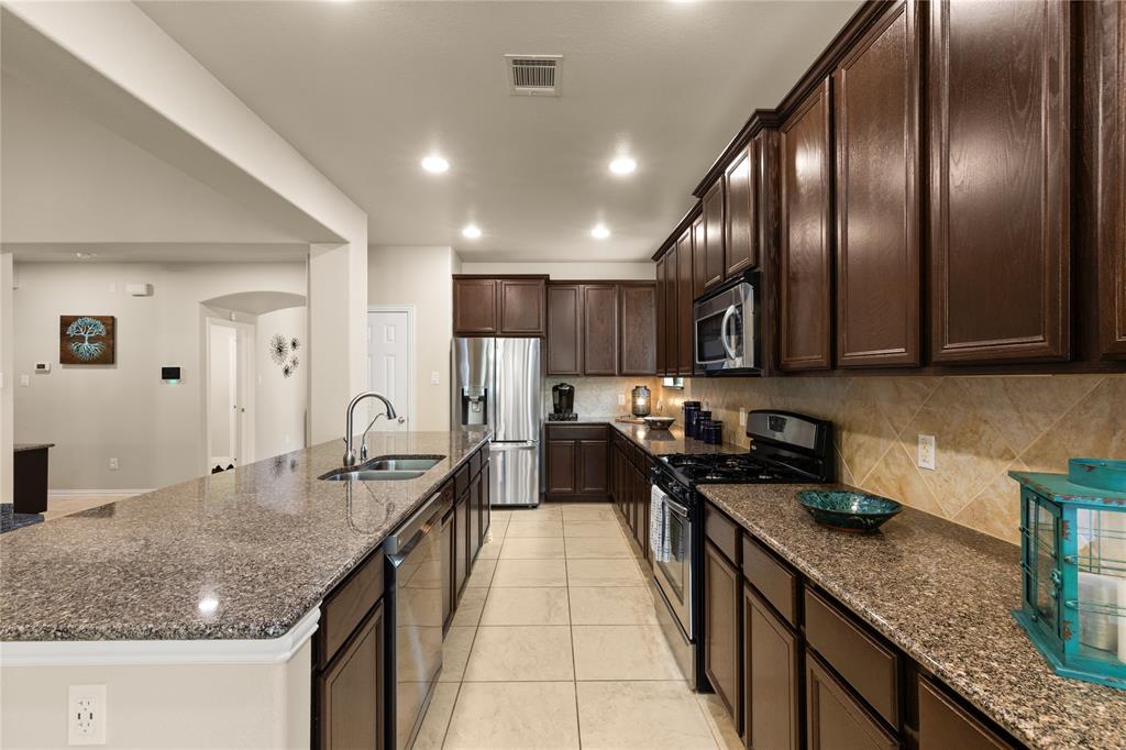 Huge kitchen, plenty of cabinet space