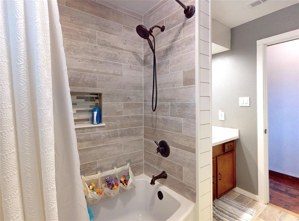 Bathroom shared by the two secondary bedrooms