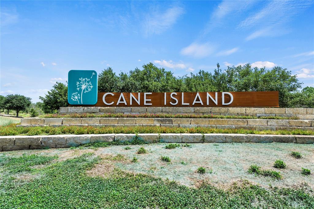 Cane Island is a Boutique community with resort-inspired living. Just 15 min from Energy Corridor, convenient access to its very own restaurant, The Oaks, and access to parks, a pool, and much more. Something for everyone to enjoy here.