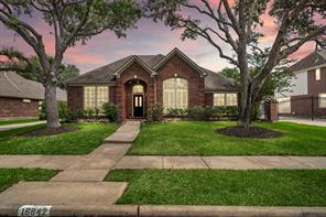 16842 Middle Forest Dr, Pasadena, TX 77059
