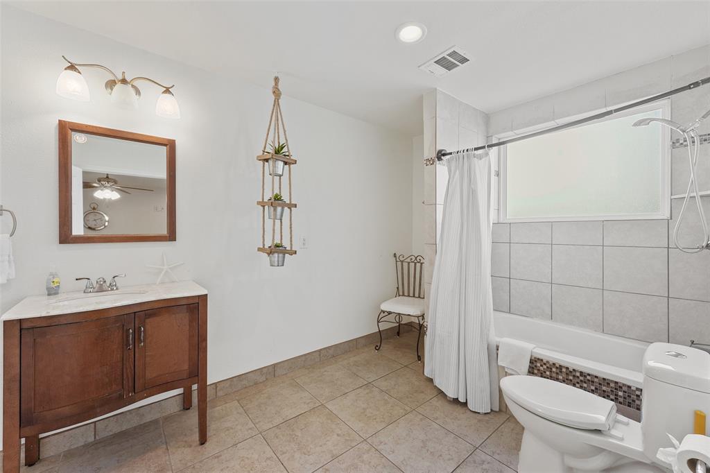 The ensuite bathroom linked to the room shown in the previous picture.