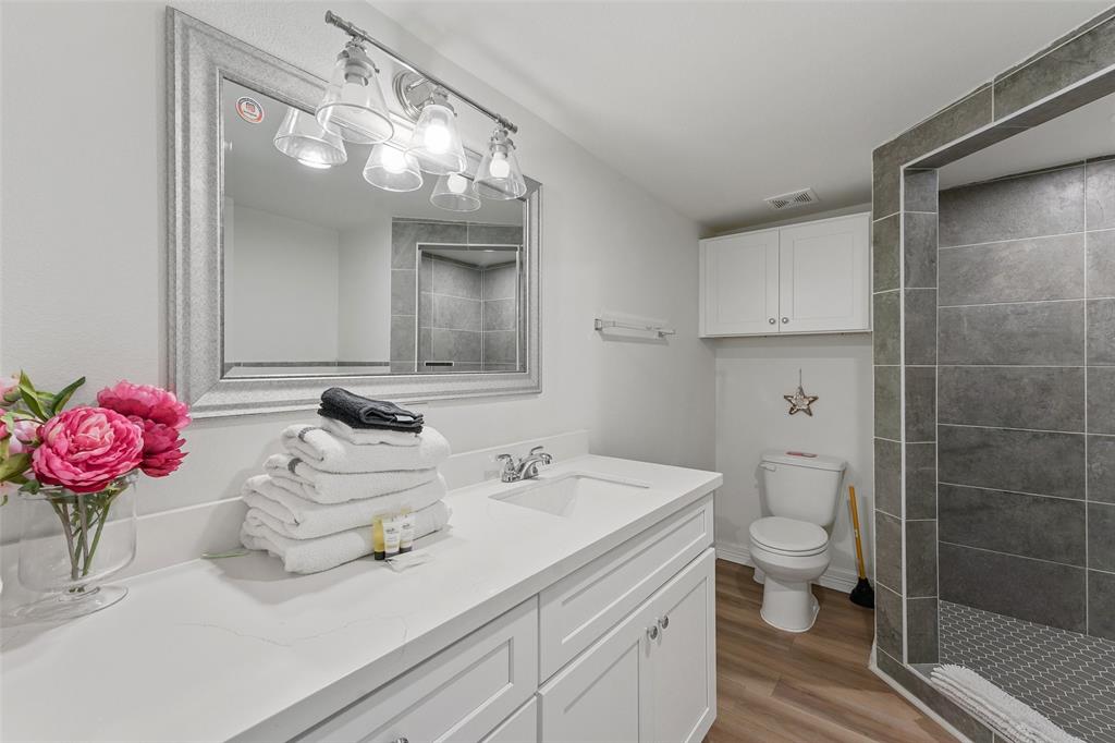 Lovely ensuite bathroom adjoining the bedroom shown in the previous slide.