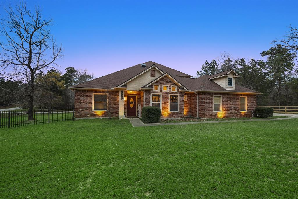 8995 Forest Lake Drive, Montgomery, TX 77316
