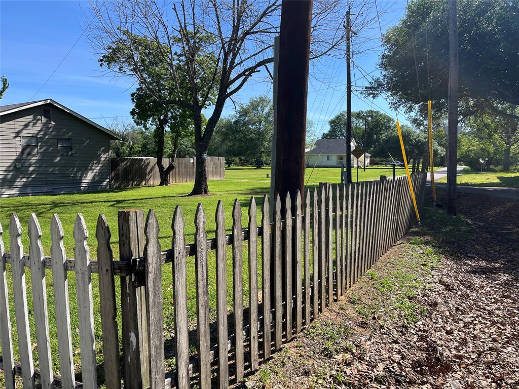 Wood picket fencing.