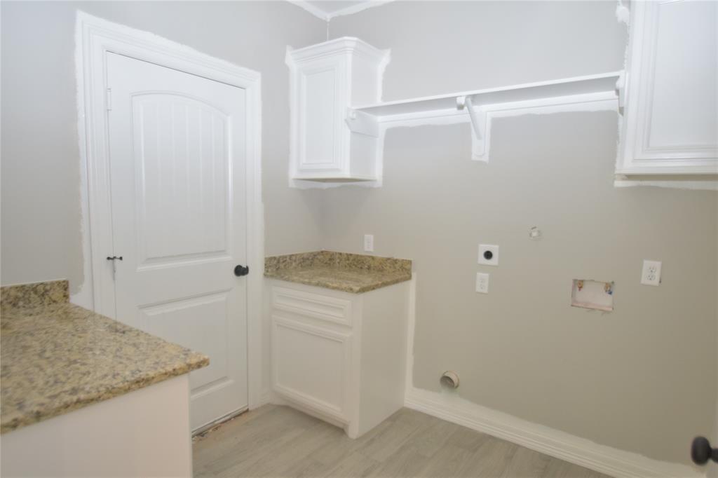 LARGE LAUNDRY ROOM