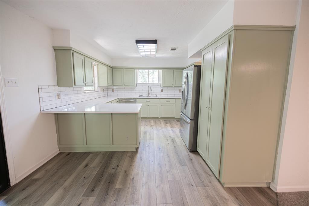 QUARTZ TOPS & TONS OF CABINET SPACE