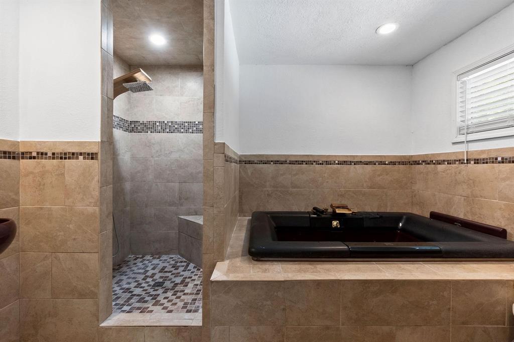 SEPARATE TUB W/ UPGRADED SHOWER