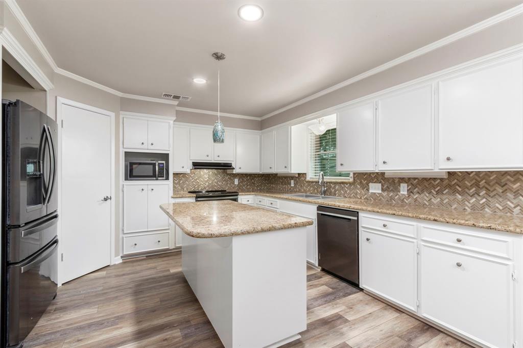 Beauty and function combine is this spacious island kitchen. A chef\'s dream featuring an incredible amount of counter space cabinets and drawers. Work space galore as well as room for storing every culinary tool needed.