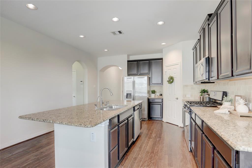 Right next to this kitchen is the breakfast area.