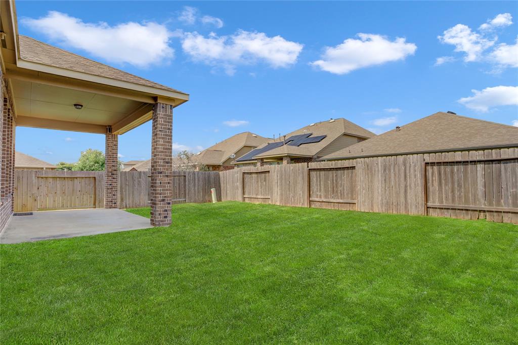 Covered patio is great for entertaining!