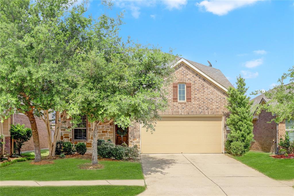 Welcome in, in the front foyer you\'ll be greeted with hard wood floors and a spacious formal dining