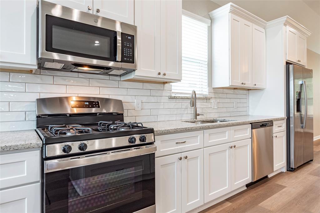 Subway tile backsplash and stainless appliances