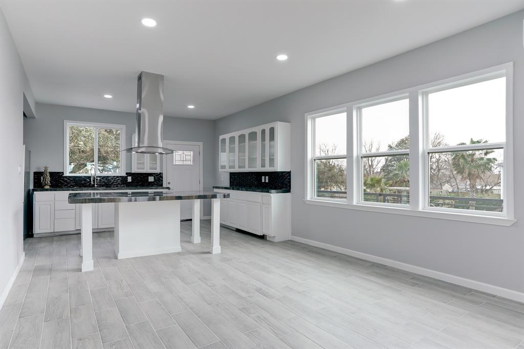 THE DINING ROOM IS FILLED WITH NATURAL LIGHT.