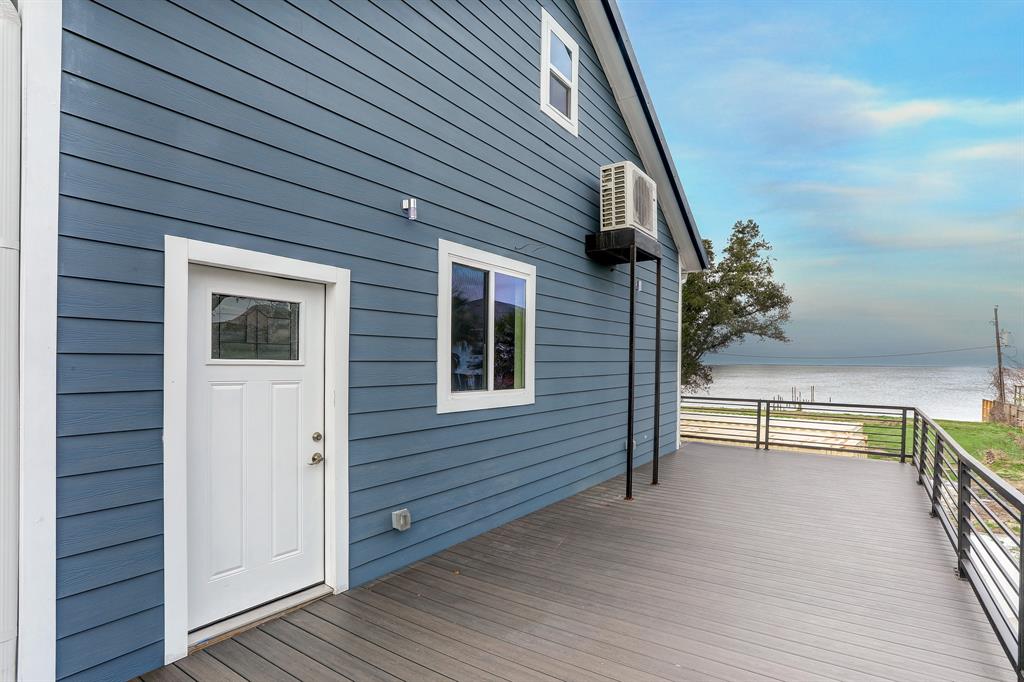 STEP OUTSIDE THE KITCHEN TO THE REAR BALCONY WHICH IS IDEAL FOR BAY VIEW DINING.