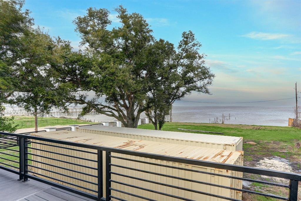 THE WRAPAROUND BALCONY PROVIDES INCREDIBLE VIEWS OF THE BAY FROM EVERY ANGLE.