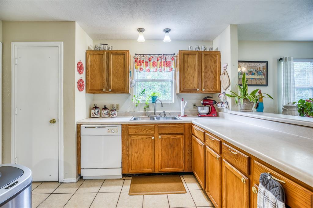 This light & bright kitchen has everything you need. Host your dinner parties while your guests enjoy sitting/standing along the bar top.