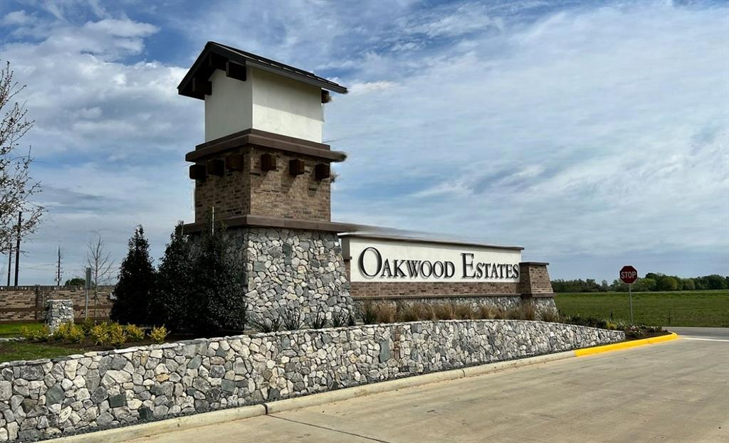 At Oakwood Estates, adventure is always close to home on the 28-acre community lake. Relax at the lakeside amenity center’s resort-style pool, pool house, playground, and outdoor sitting area with cabanas and picnic tables.