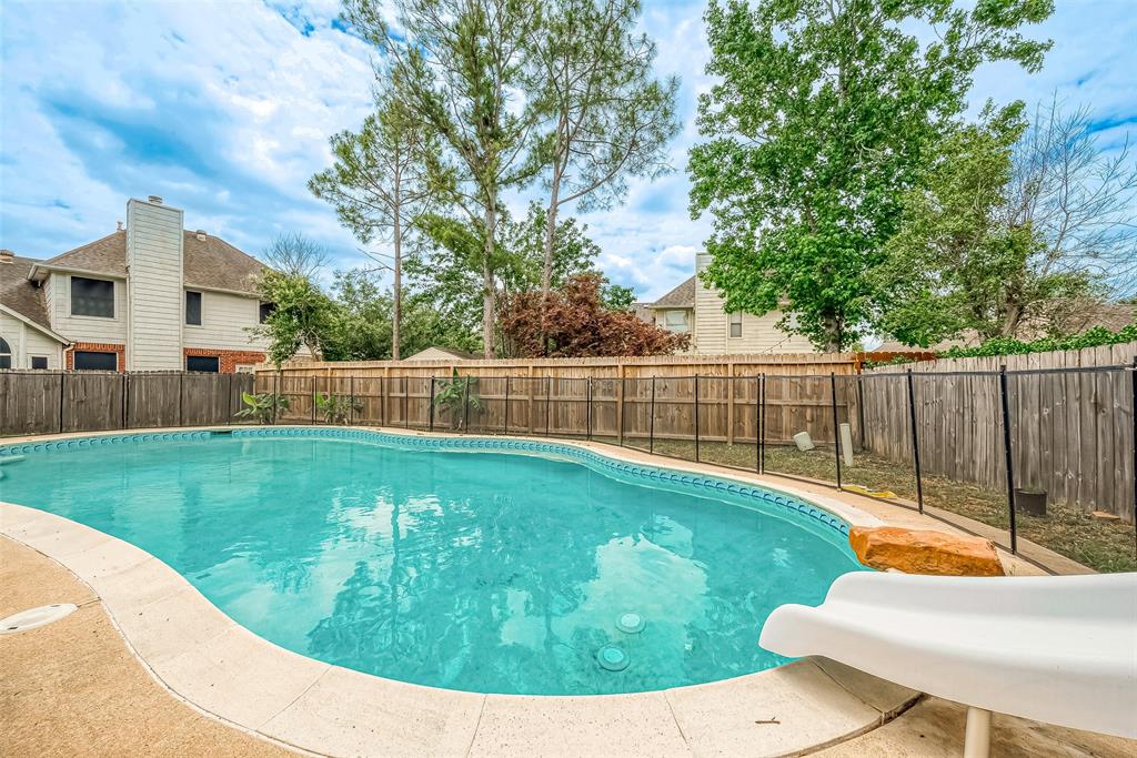 3015 Signal Hill Dr, Friendswood, TX 77546