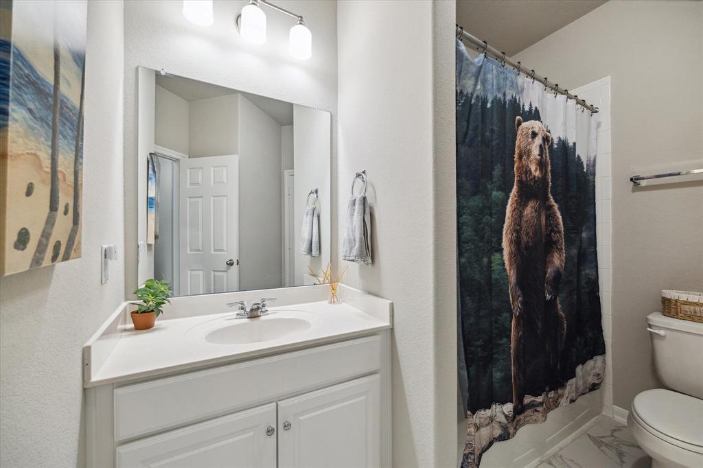 THE JACK AND JILL BATH BETWEEN THE FIRST AND SECOND BEDROOMS.