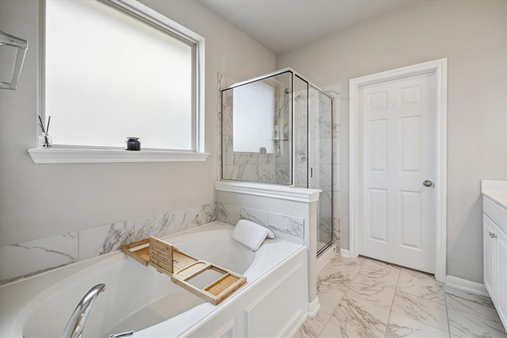 MASTER BATH FEATURES SEPARATE GARDEN TUB AND GLASS-ENCLOSED SHOWER, WATER CLOSET, AND SPACIOUS 9\'X9\' MASTER CLOSET.