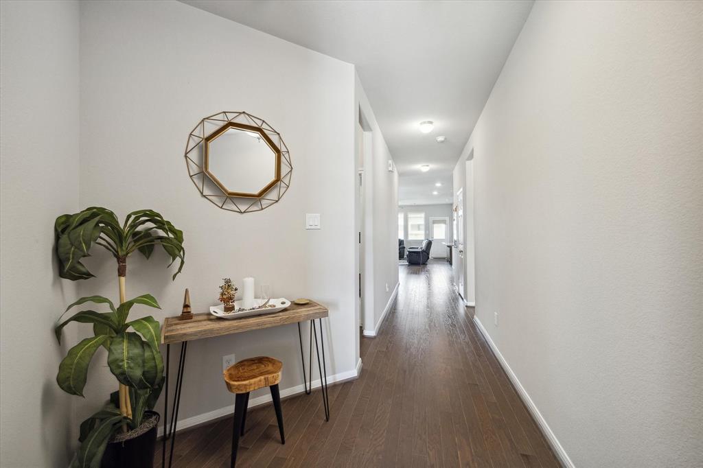 NICE FOYER BEGINS THE ENTRY INTO THIS OPEN FLOOR PLAN WITH NINE-FOOT CEILINGS, BEAUTIFUL WOODEN FLOORS, AND PLENTIFUL RECESSED LIGHTING.