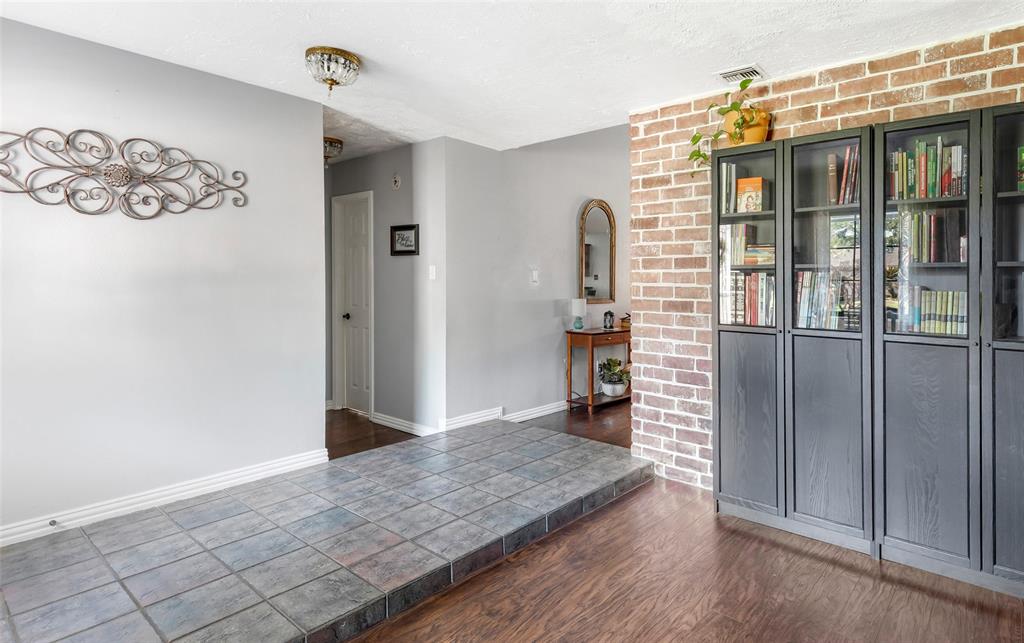 Front entryway with sitting room