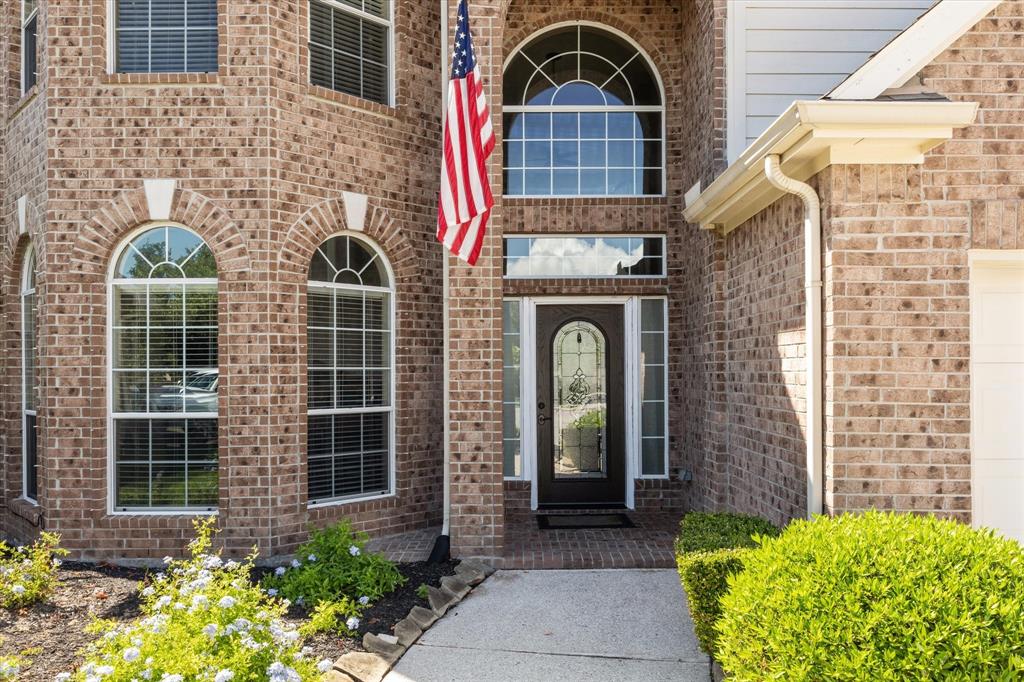 Natural light the moment you walk through the front door.