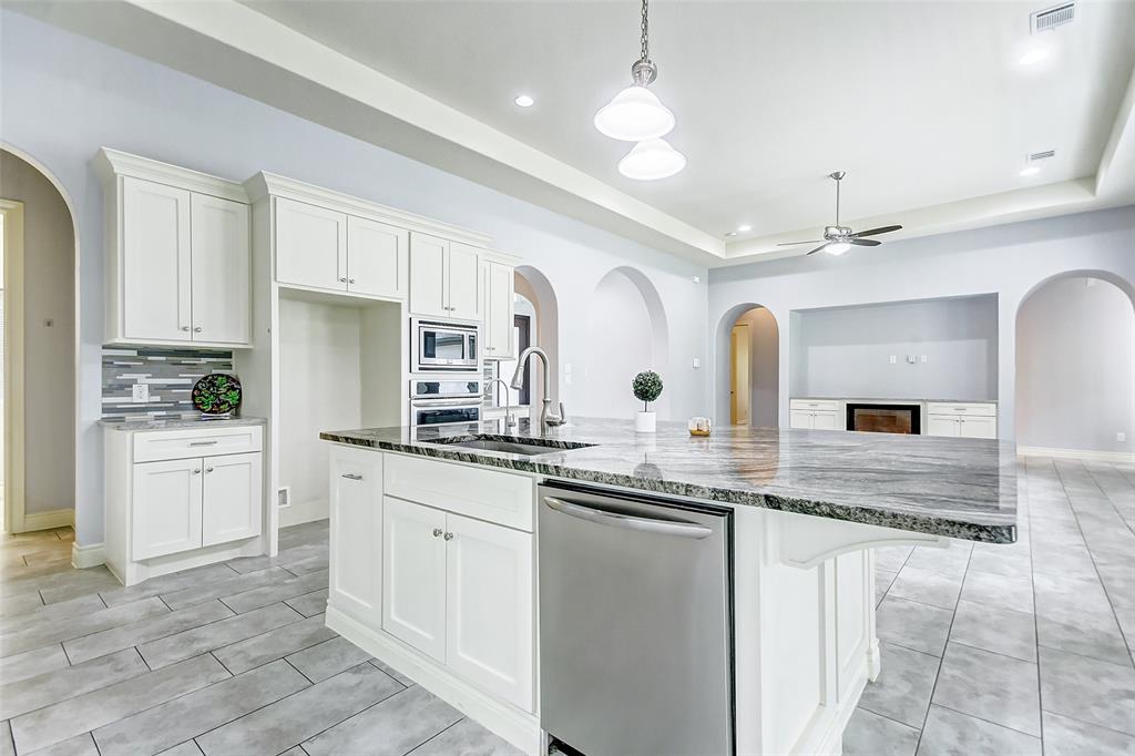 Gourmet kitchen with shaker cabinetry & granite countertops