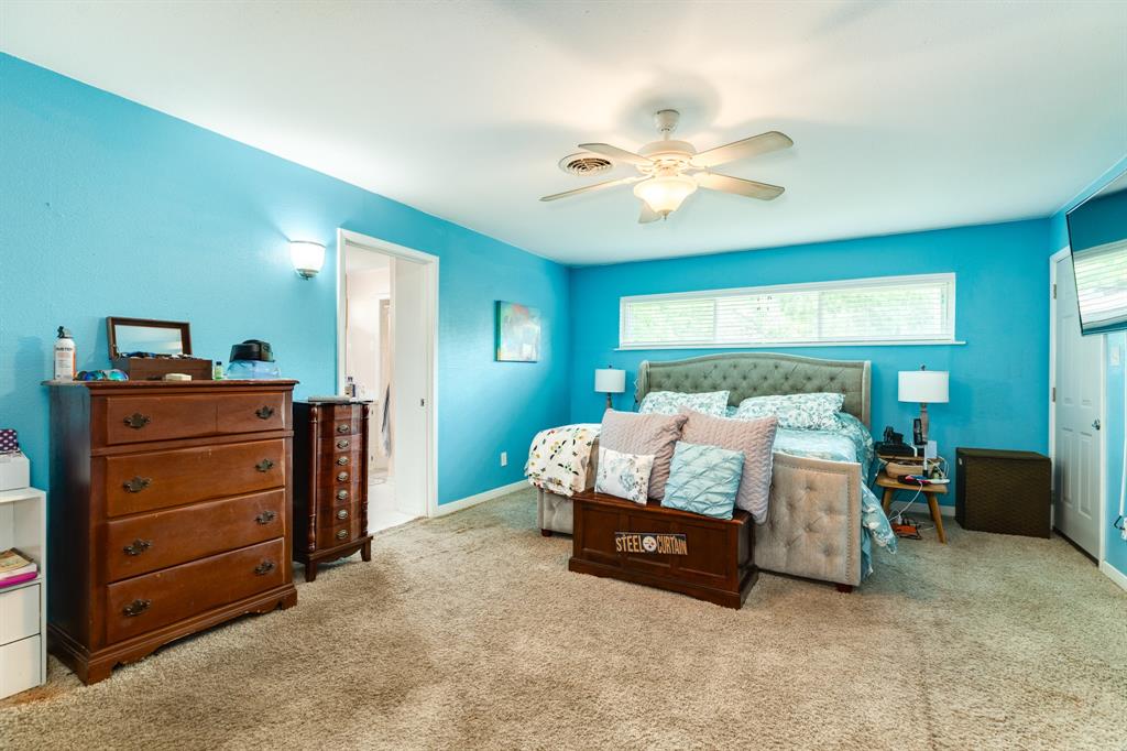 Great size Primary bedroom