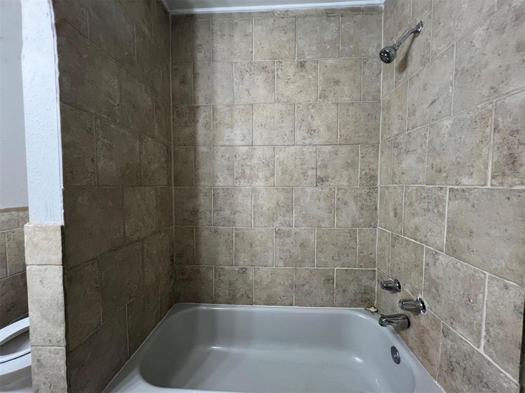 Secondary bathroom with tub/shower tile surround