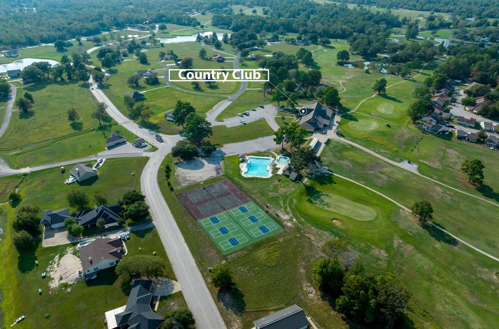 Country Club, pool and tennis/pickle ball courts 2 minutes from the house