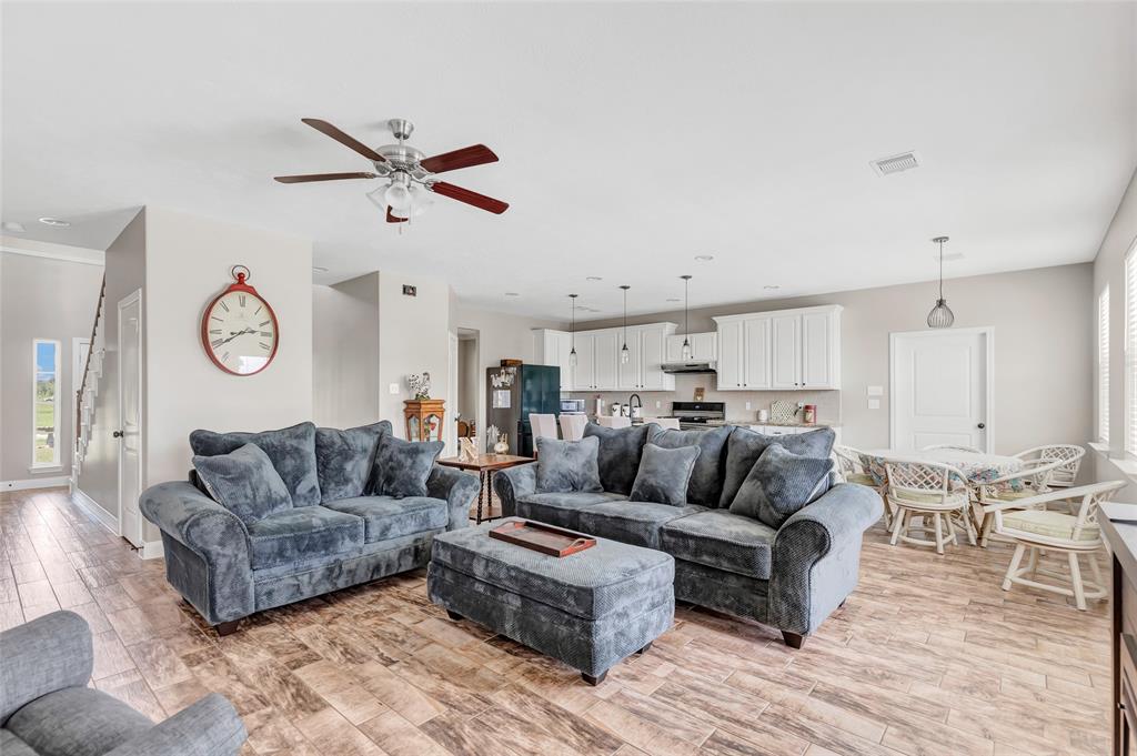 Open Concept kitchen and family room perfect for entertaining