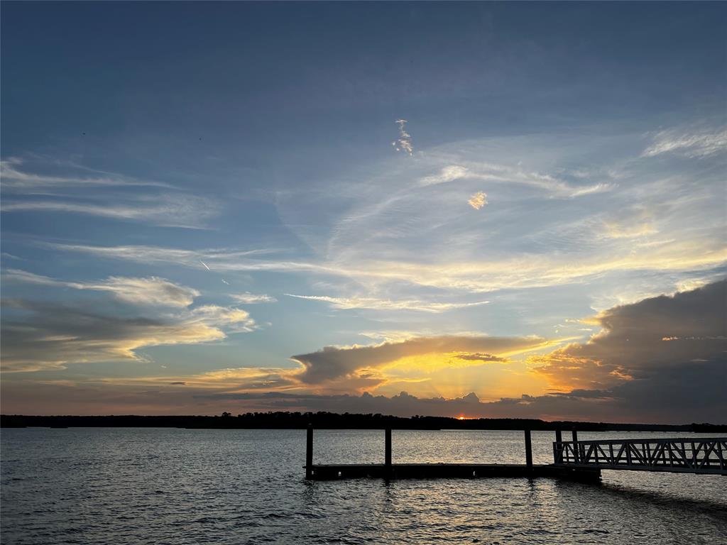 Lake Conroe 15 minutes away