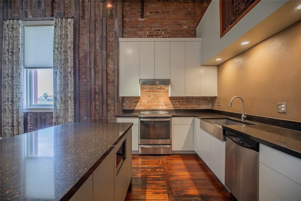 Lots of storage in this kitchen