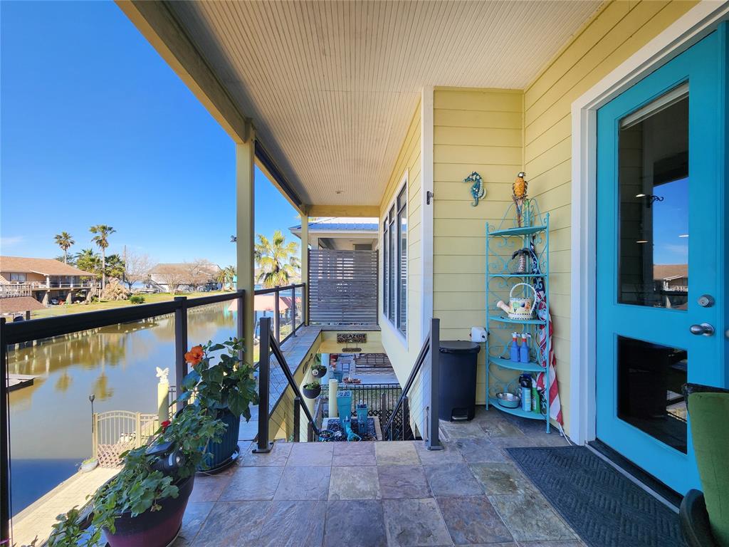 Come on in to this open floorplan. Lead glass door.