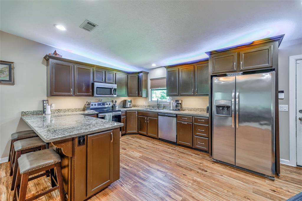 SPACIOUS KITCHEN,BREAKFAST BAR,GRANITE COUNTER TOPS AND PLENTY OF CABINET SPACE