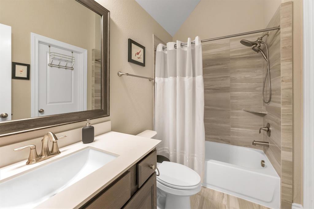 The 3rd bedroom has it\'s own ensuite full bathroom