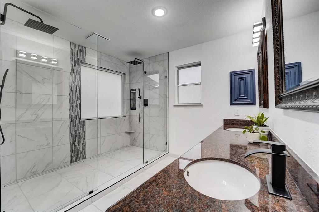 Walk-in shower with 2 rain-shower heads