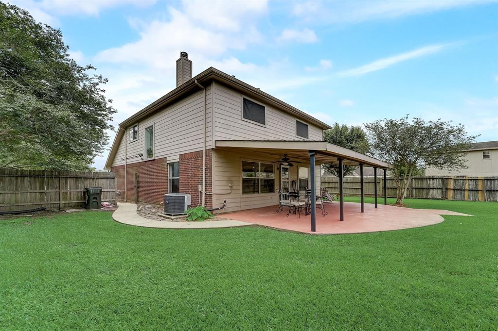 Sprawling yard and covered patio!