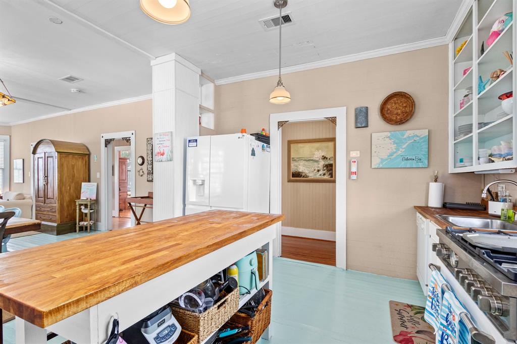 This kitchen has plenty of prep space and even two barstools for your sous chef to assist with meals!