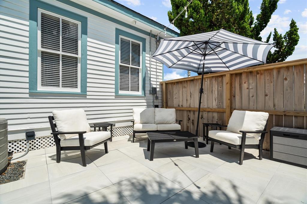 Fully furnished with this amazing deck furnishings and umbrella!