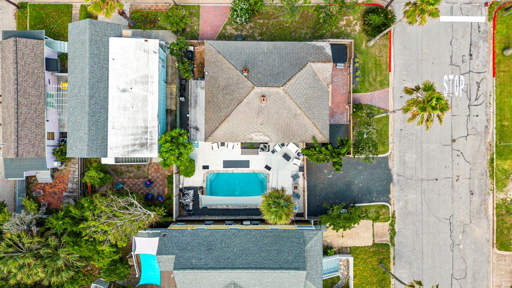 Overhead view of property and parking spots! Notice the gorgeous Hollywood Palm trees in front too!