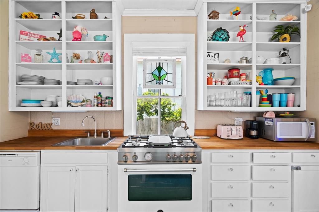 Beachy Chic kitchen with island seating! Open shelves go all the way to the ceiling for lots of great storage!