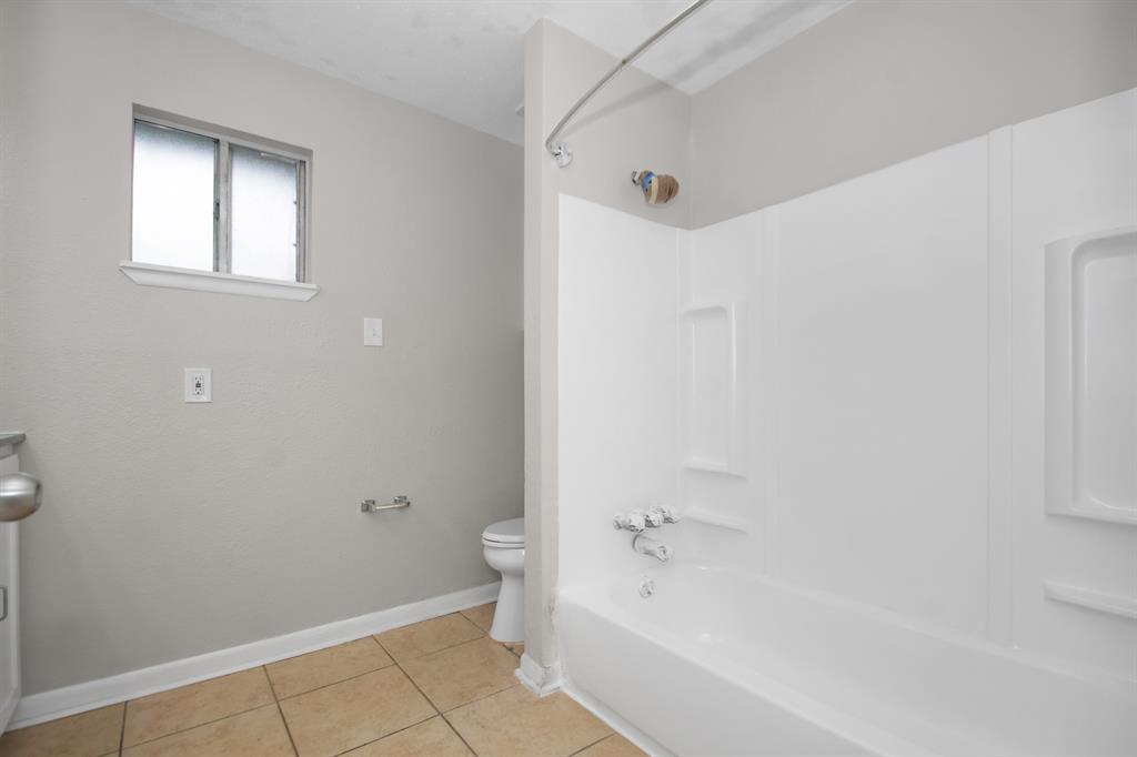 Full hallway bathroom near the front bedroom and primary bedroom.