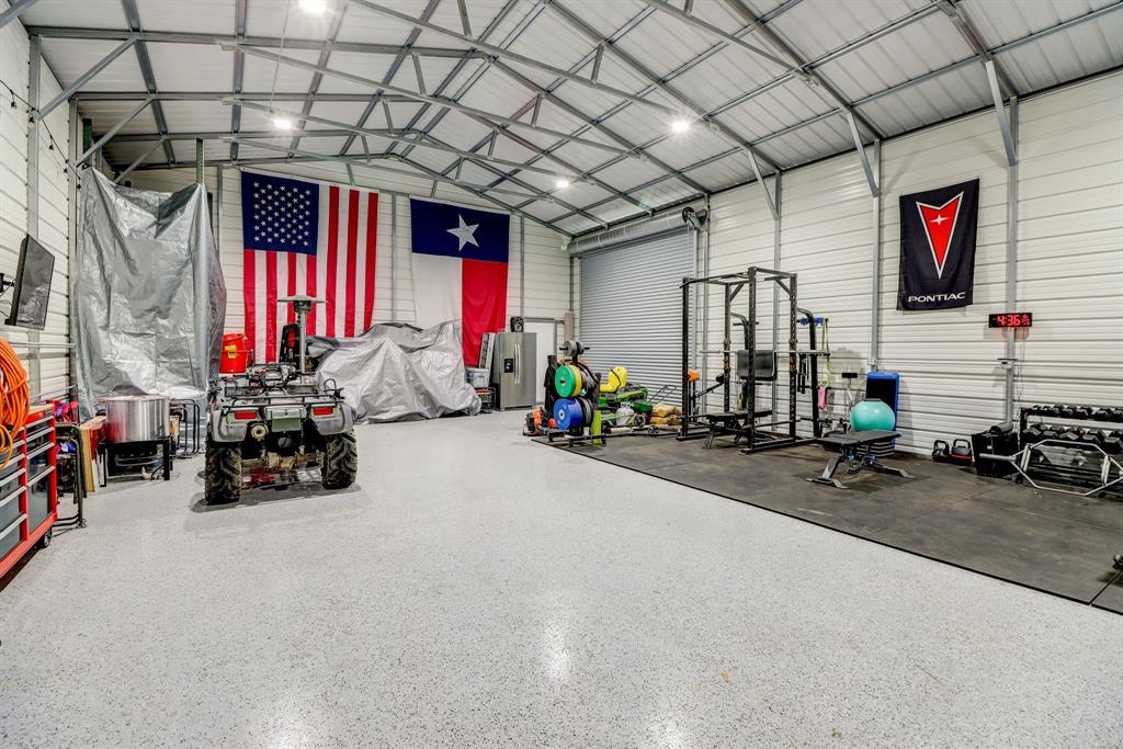 Interior of this great workshop! Lots of space to work or store items